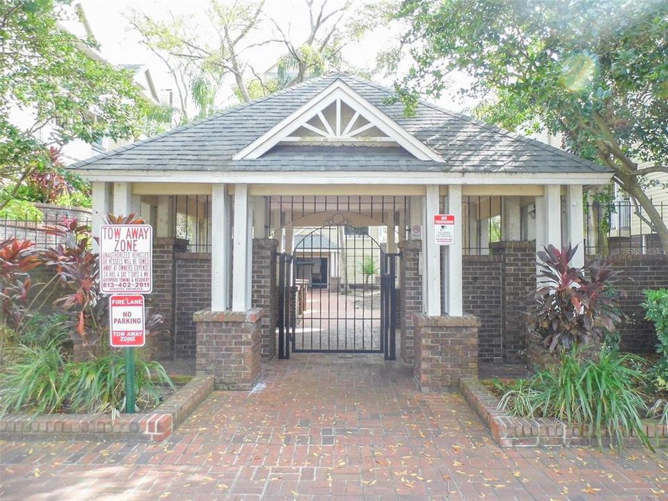 Active With Contract: $1,695 (1 beds, 1 baths, 631 Square Feet)