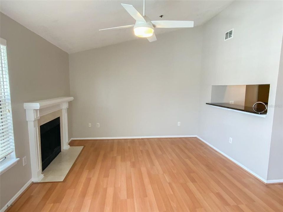 Active With Contract: $1,695 (1 beds, 1 baths, 631 Square Feet)