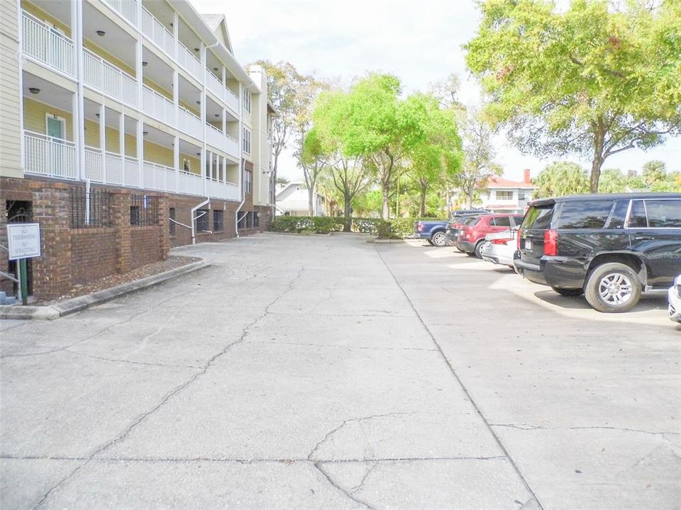 Active With Contract: $1,695 (1 beds, 1 baths, 631 Square Feet)