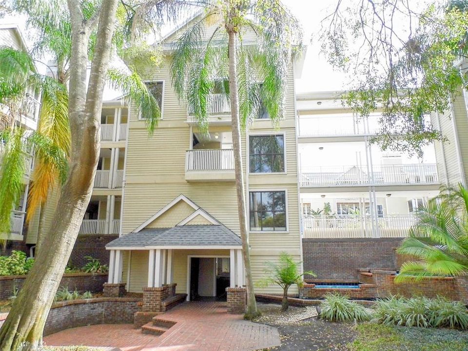 Active With Contract: $1,695 (1 beds, 1 baths, 631 Square Feet)