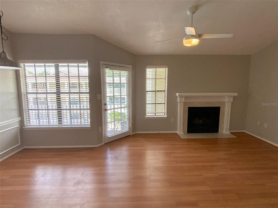 Active With Contract: $1,695 (1 beds, 1 baths, 631 Square Feet)