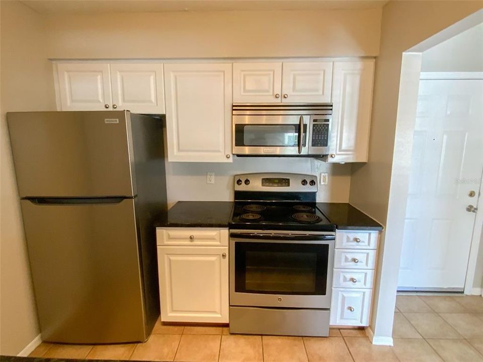 Active With Contract: $1,695 (1 beds, 1 baths, 631 Square Feet)