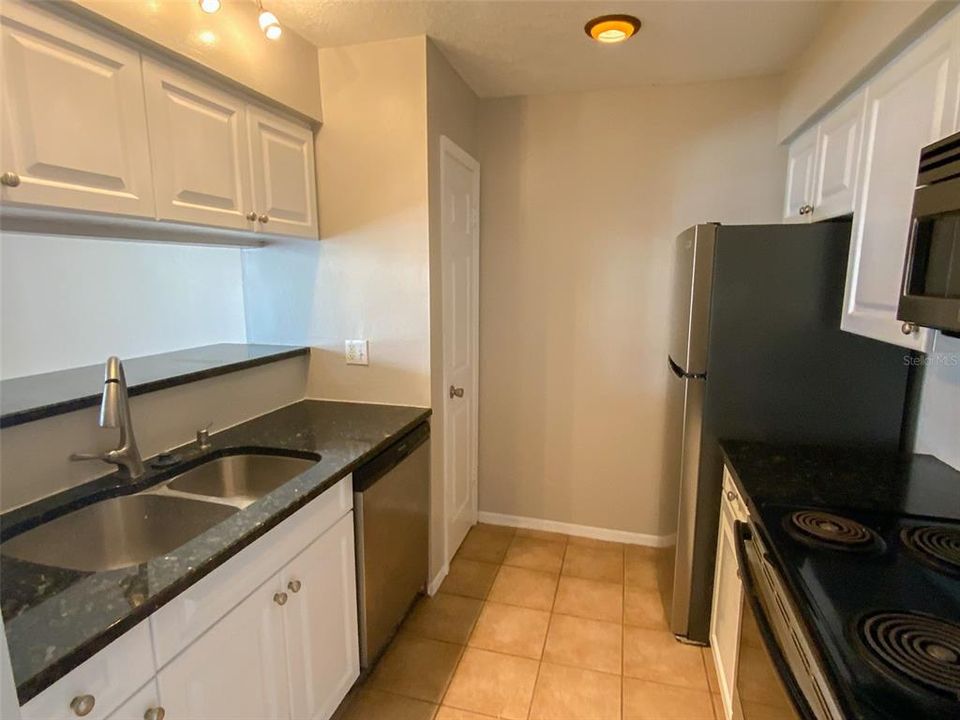 Active With Contract: $1,695 (1 beds, 1 baths, 631 Square Feet)