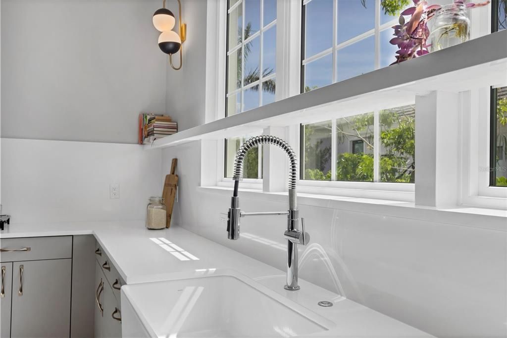 合同活跃: $2,595,000 (3 贝兹, 3 浴室, 3377 平方英尺)