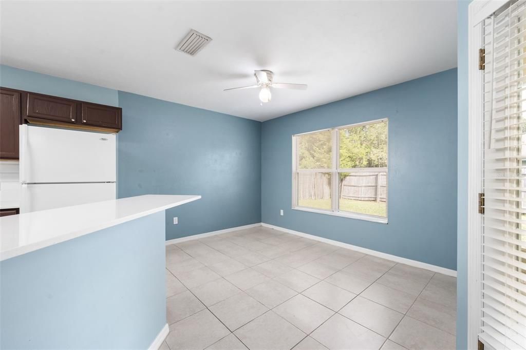 合同活跃: $259,999 (3 贝兹, 2 浴室, 1242 平方英尺)