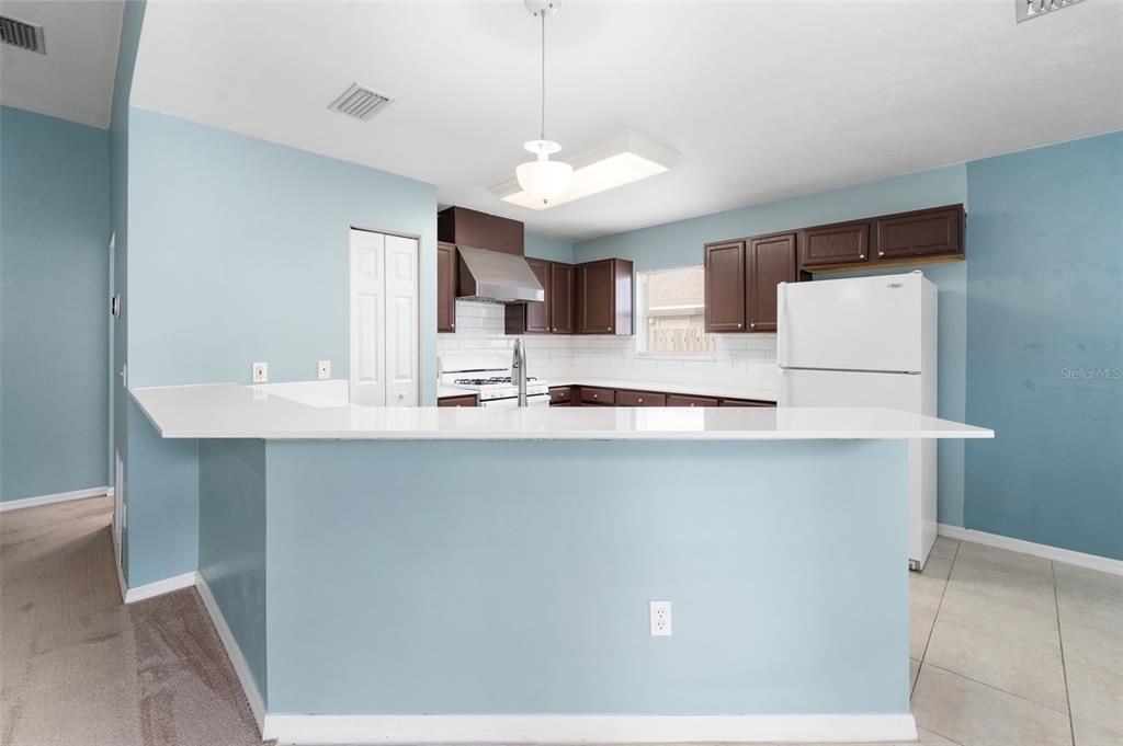 合同活跃: $259,999 (3 贝兹, 2 浴室, 1242 平方英尺)