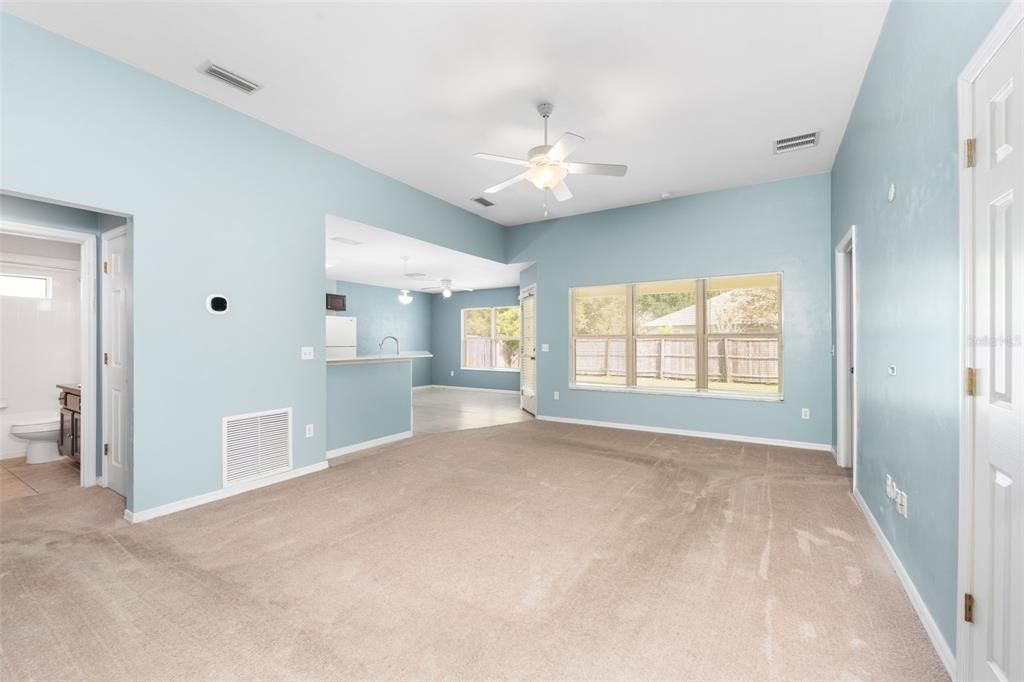 合同活跃: $259,999 (3 贝兹, 2 浴室, 1242 平方英尺)