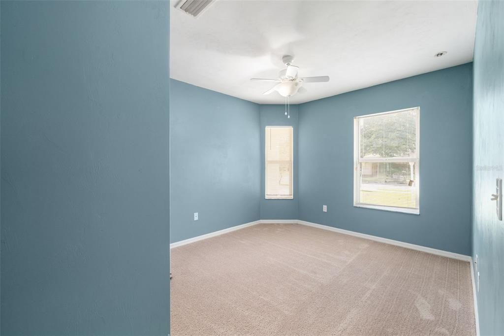 合同活跃: $259,999 (3 贝兹, 2 浴室, 1242 平方英尺)