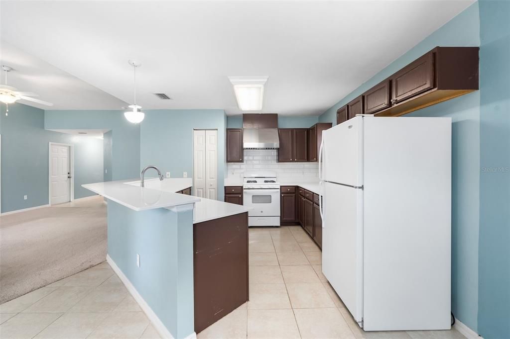 合同活跃: $259,999 (3 贝兹, 2 浴室, 1242 平方英尺)