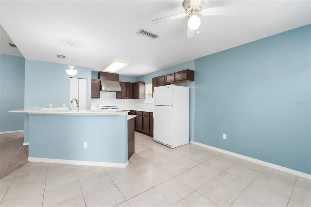 合同活跃: $259,999 (3 贝兹, 2 浴室, 1242 平方英尺)