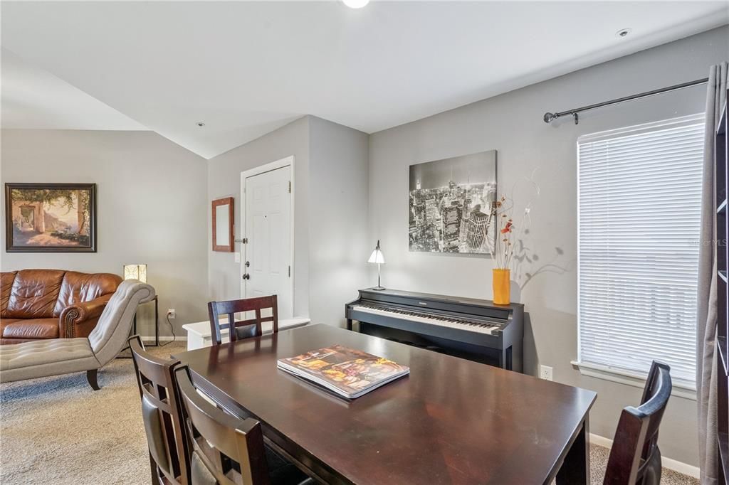 待售: $175,000 (1 贝兹, 1 浴室, 823 平方英尺)