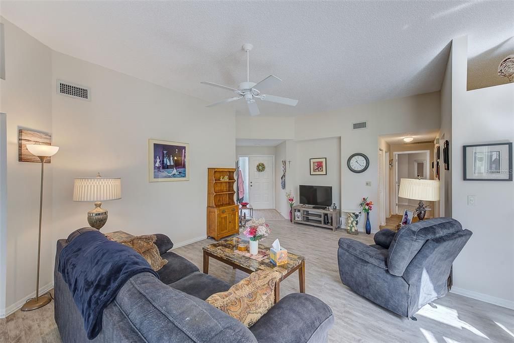 合同活跃: $275,000 (2 贝兹, 2 浴室, 1237 平方英尺)