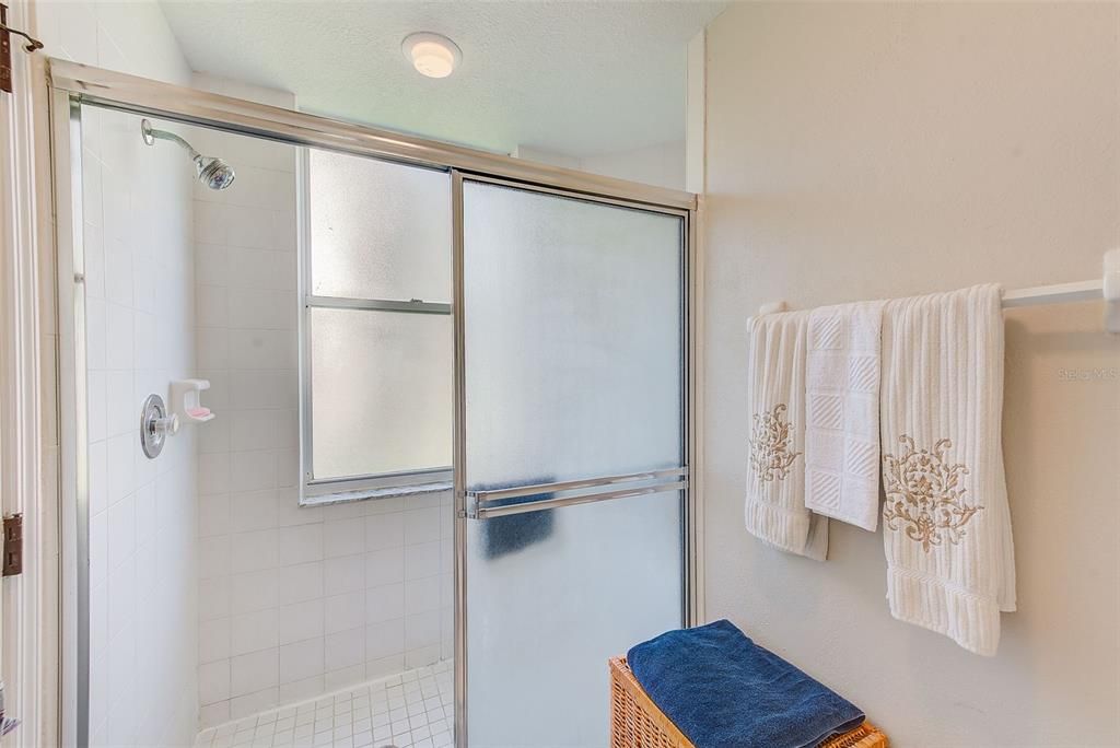 合同活跃: $275,000 (2 贝兹, 2 浴室, 1237 平方英尺)