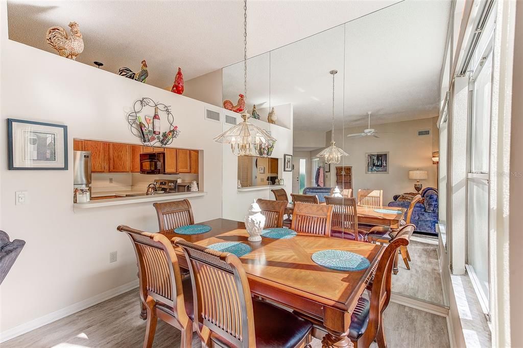 合同活跃: $275,000 (2 贝兹, 2 浴室, 1237 平方英尺)