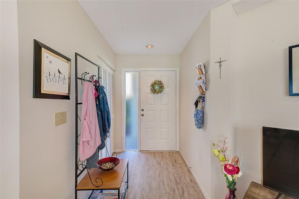 合同活跃: $275,000 (2 贝兹, 2 浴室, 1237 平方英尺)