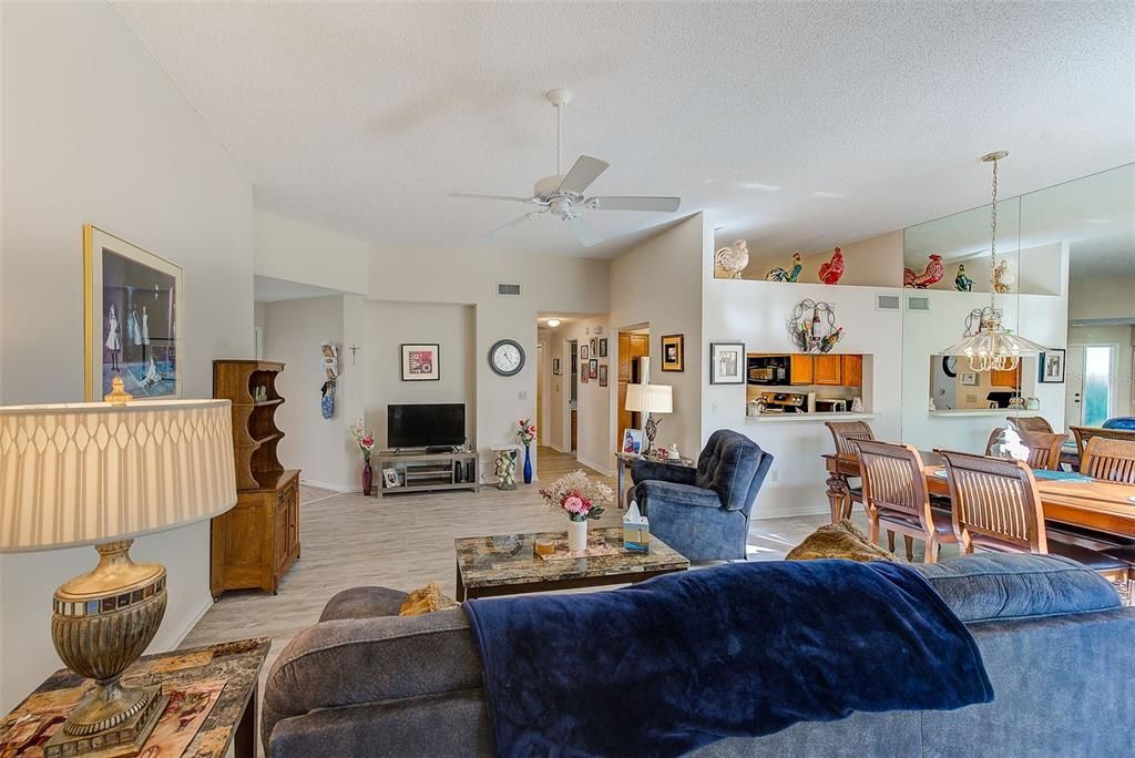 合同活跃: $275,000 (2 贝兹, 2 浴室, 1237 平方英尺)