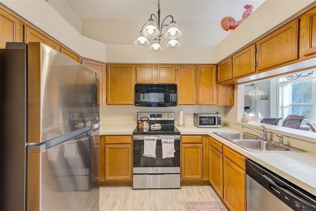 合同活跃: $275,000 (2 贝兹, 2 浴室, 1237 平方英尺)