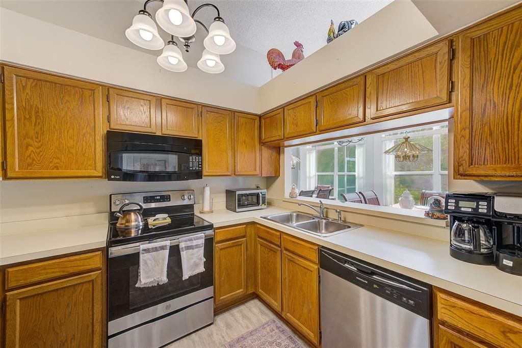 合同活跃: $275,000 (2 贝兹, 2 浴室, 1237 平方英尺)