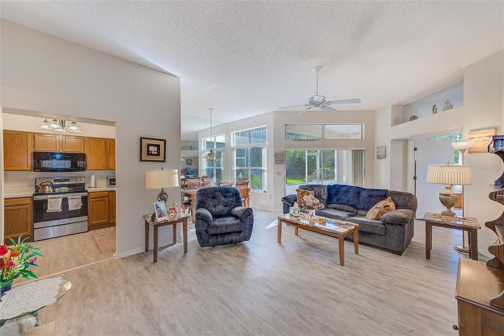 合同活跃: $275,000 (2 贝兹, 2 浴室, 1237 平方英尺)