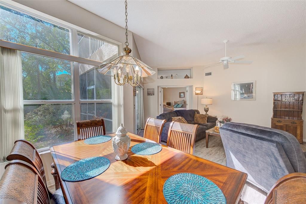 合同活跃: $275,000 (2 贝兹, 2 浴室, 1237 平方英尺)