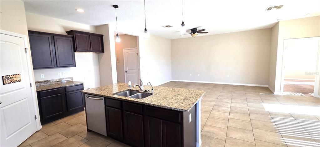 Active With Contract: $247,500 (3 beds, 2 baths, 1662 Square Feet)