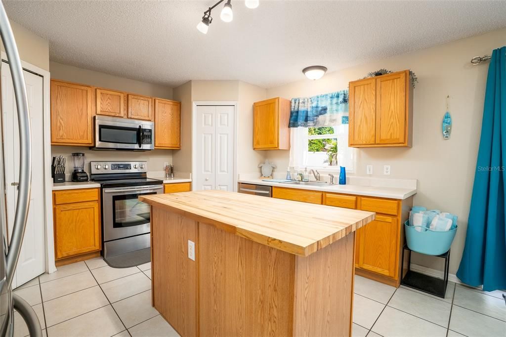 For Sale: $474,000 (4 beds, 2 baths, 2760 Square Feet)