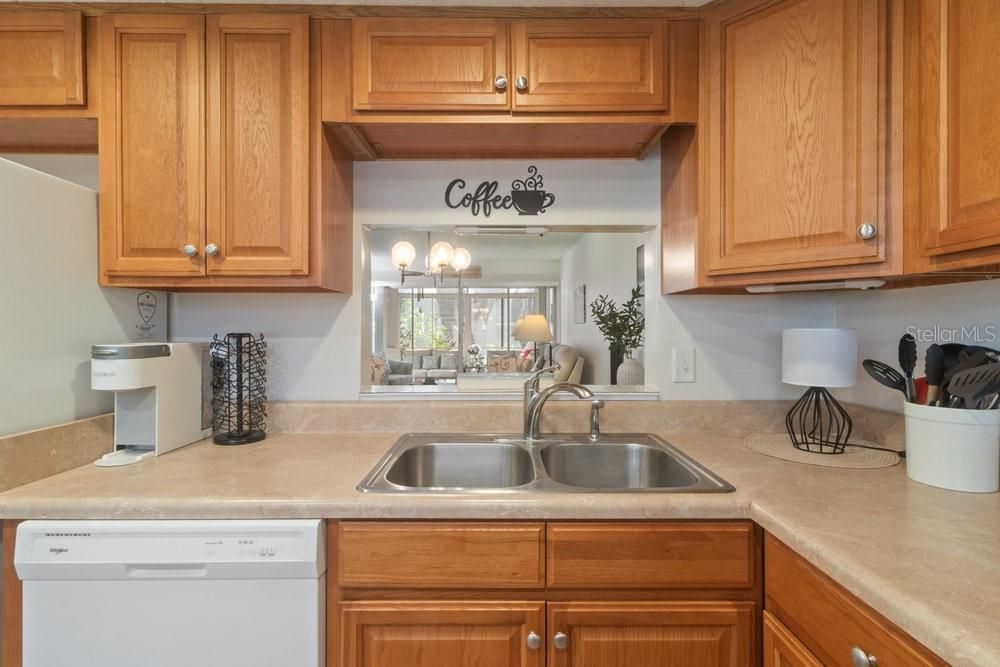 For Sale: $136,900 (1 beds, 1 baths, 875 Square Feet)