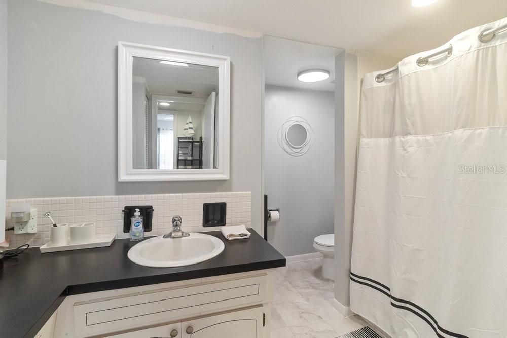 For Sale: $136,900 (1 beds, 1 baths, 875 Square Feet)