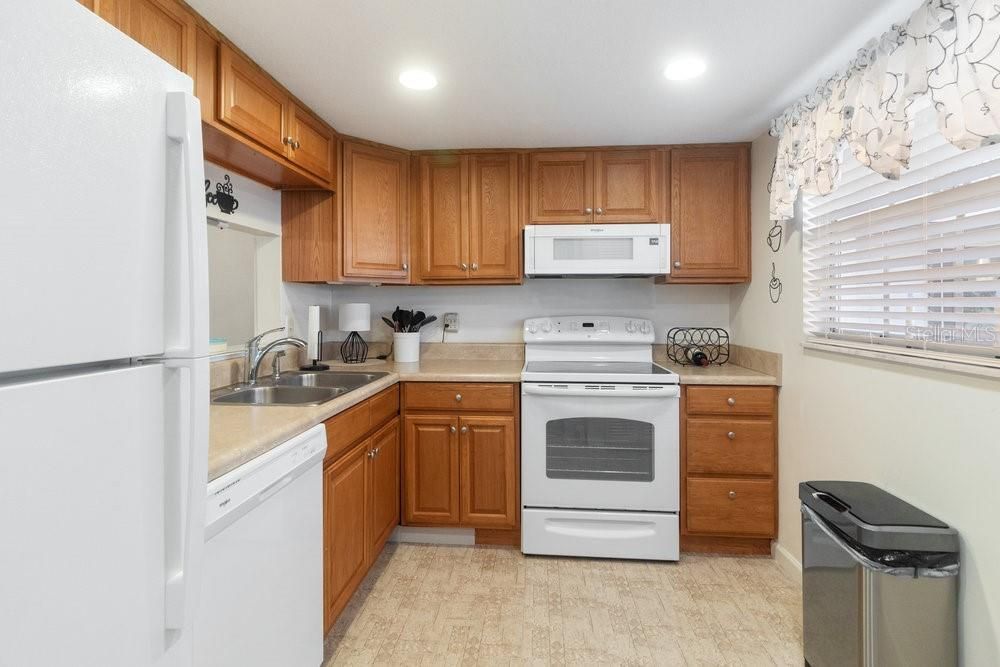 For Sale: $136,900 (1 beds, 1 baths, 875 Square Feet)