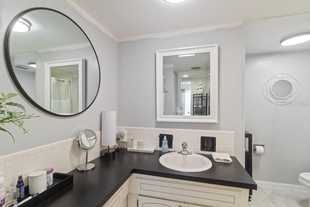 For Sale: $136,900 (1 beds, 1 baths, 875 Square Feet)