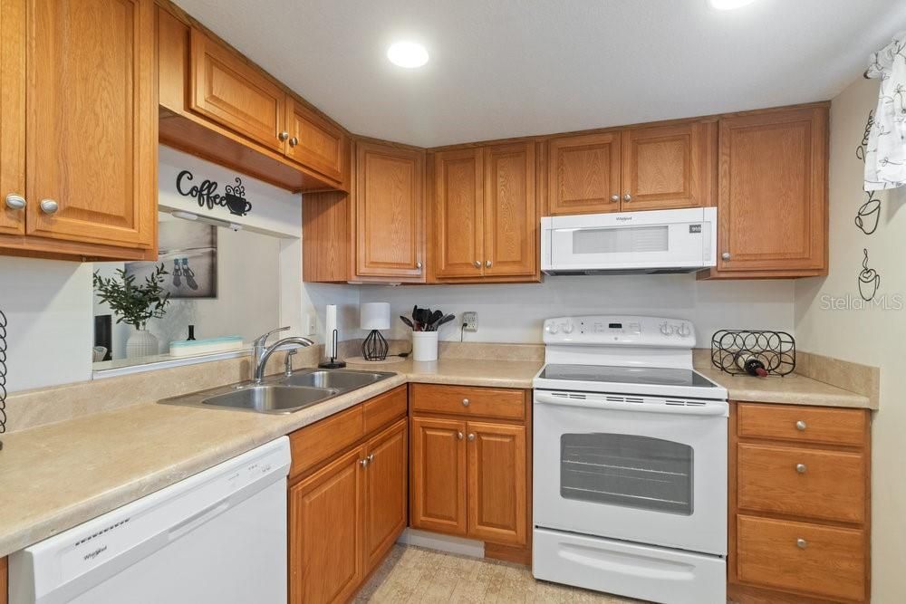 For Sale: $136,900 (1 beds, 1 baths, 875 Square Feet)