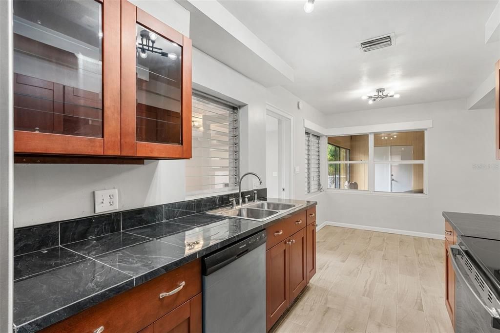 En Venta: $425,000 (3 camas, 2 baños, 1721 Pies cuadrados)