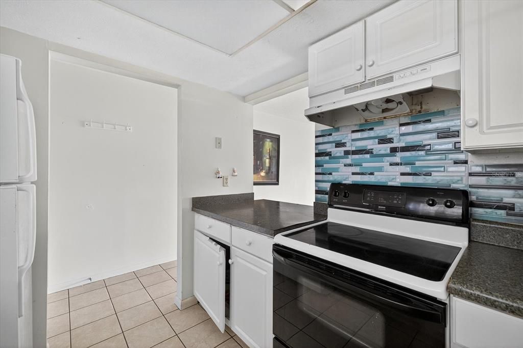 待售: $165,000 (2 贝兹, 1 浴室, 794 平方英尺)