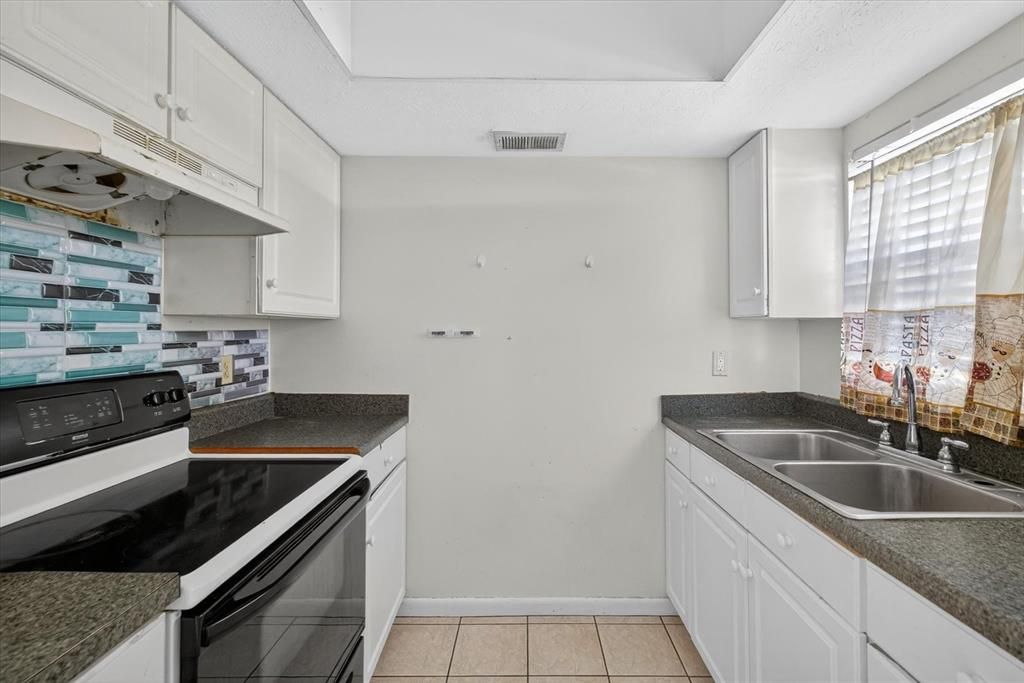 待售: $165,000 (2 贝兹, 1 浴室, 794 平方英尺)