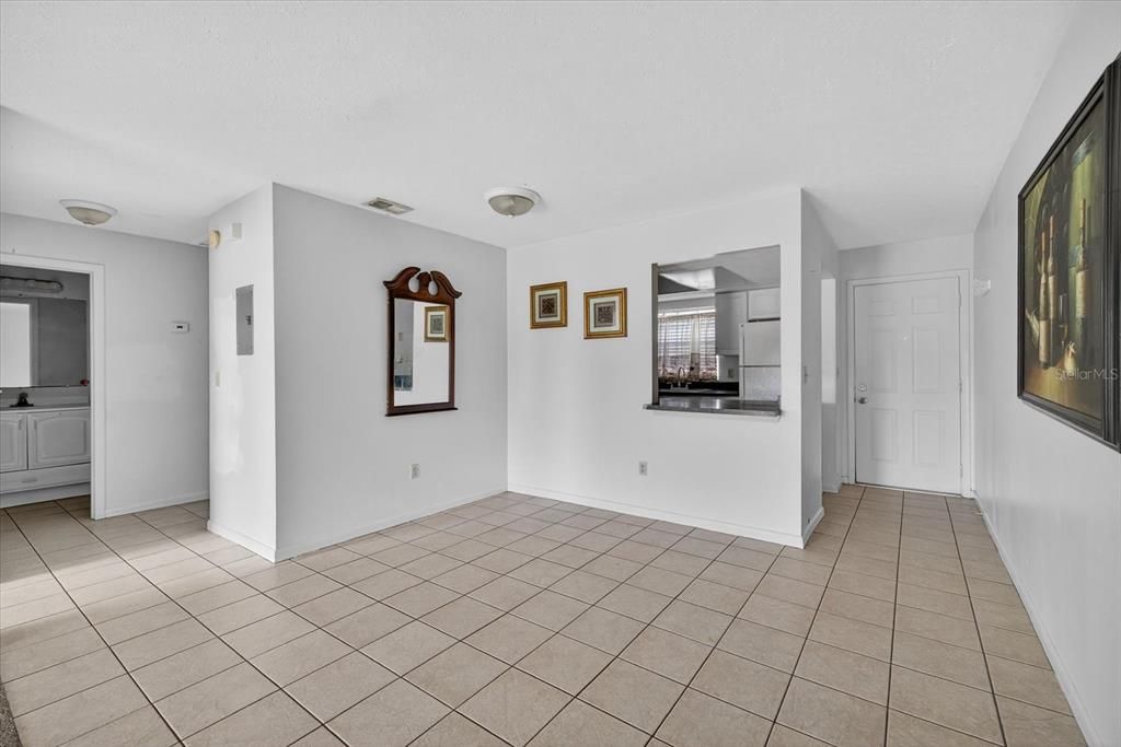 待售: $165,000 (2 贝兹, 1 浴室, 794 平方英尺)