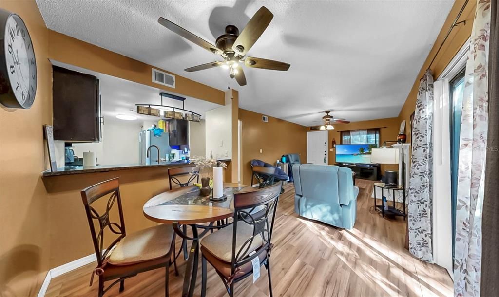 For Sale: $169,900 (2 beds, 2 baths, 912 Square Feet)