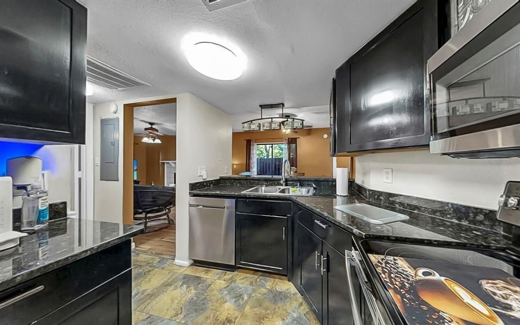 For Sale: $169,900 (2 beds, 2 baths, 912 Square Feet)