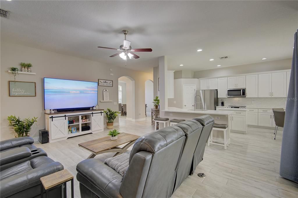 Activo con contrato: $635,000 (4 camas, 3 baños, 2397 Pies cuadrados)