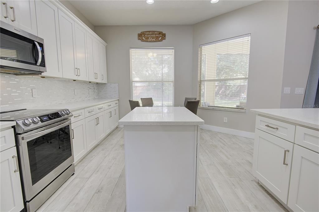 Activo con contrato: $635,000 (4 camas, 3 baños, 2397 Pies cuadrados)