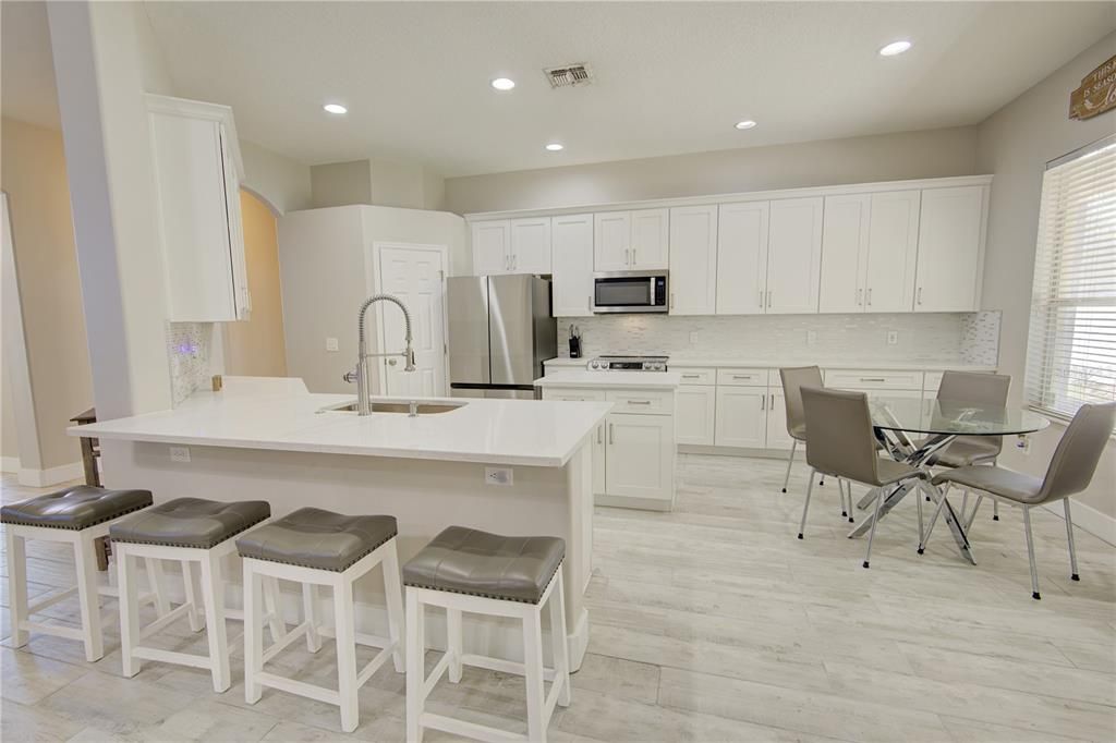 Activo con contrato: $635,000 (4 camas, 3 baños, 2397 Pies cuadrados)