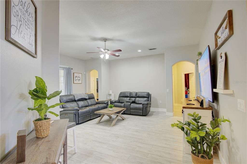 Activo con contrato: $635,000 (4 camas, 3 baños, 2397 Pies cuadrados)