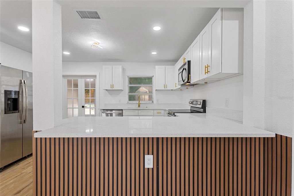 合同活跃: $325,000 (3 贝兹, 3 浴室, 1172 平方英尺)