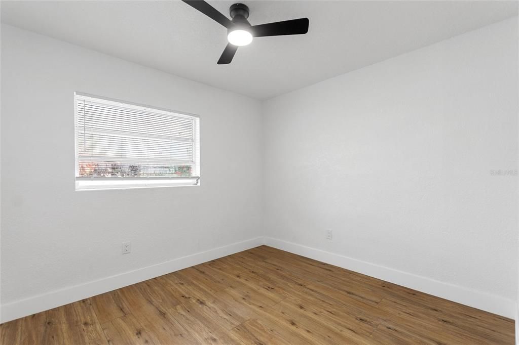 合同活跃: $325,000 (3 贝兹, 3 浴室, 1172 平方英尺)