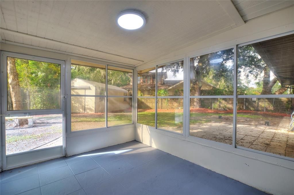 合同活跃: $325,000 (3 贝兹, 3 浴室, 1172 平方英尺)