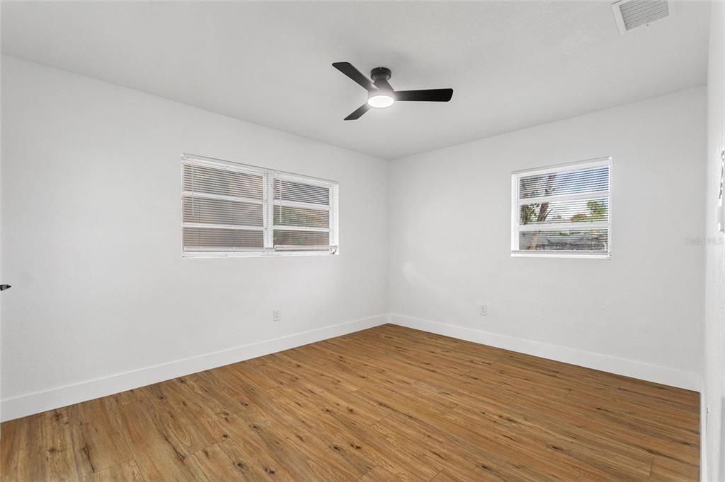 合同活跃: $325,000 (3 贝兹, 3 浴室, 1172 平方英尺)