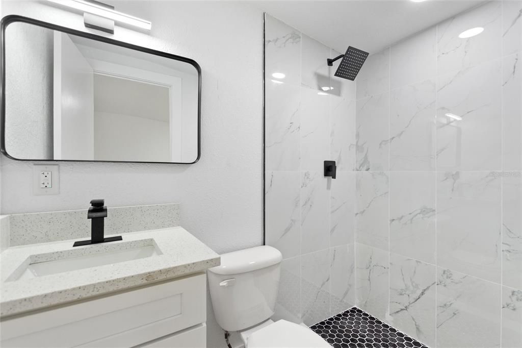 合同活跃: $325,000 (3 贝兹, 3 浴室, 1172 平方英尺)