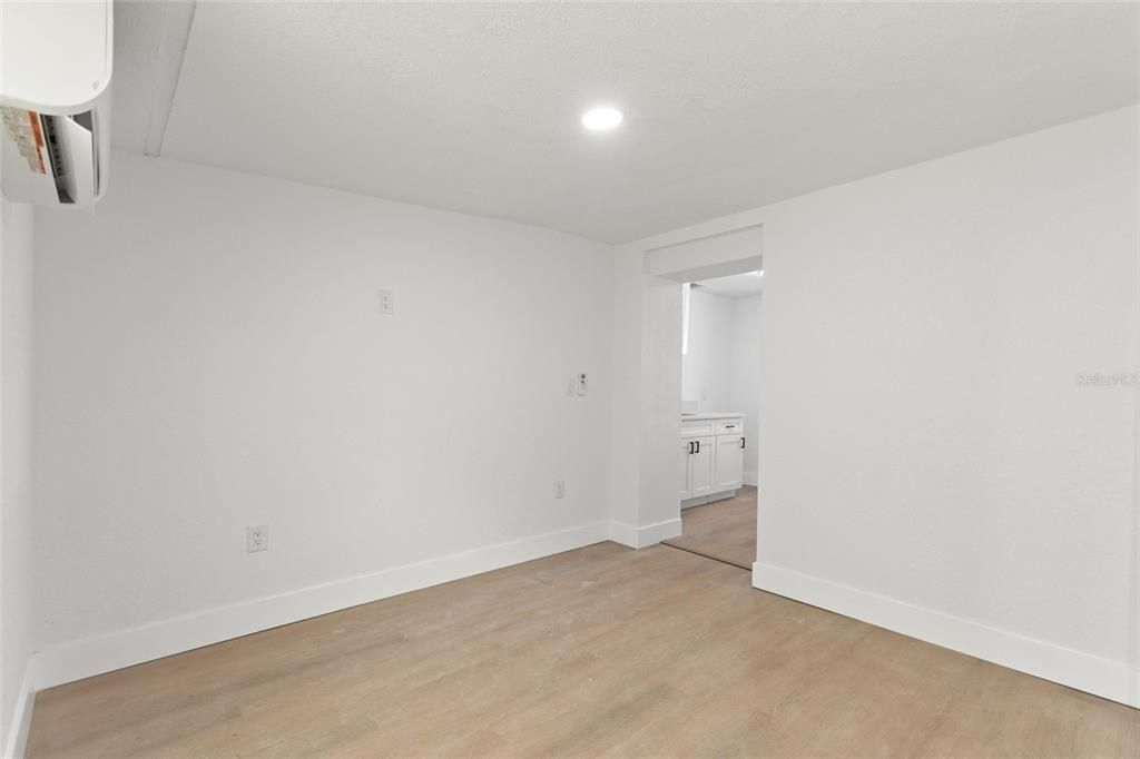 合同活跃: $325,000 (3 贝兹, 3 浴室, 1172 平方英尺)