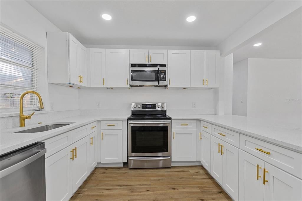 合同活跃: $325,000 (3 贝兹, 3 浴室, 1172 平方英尺)