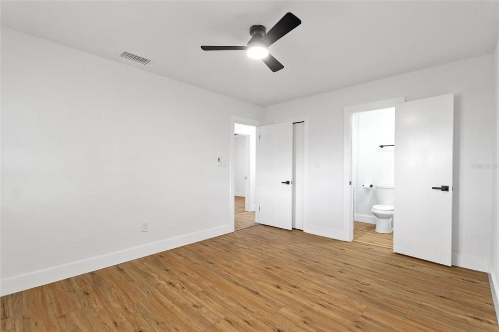 合同活跃: $325,000 (3 贝兹, 3 浴室, 1172 平方英尺)