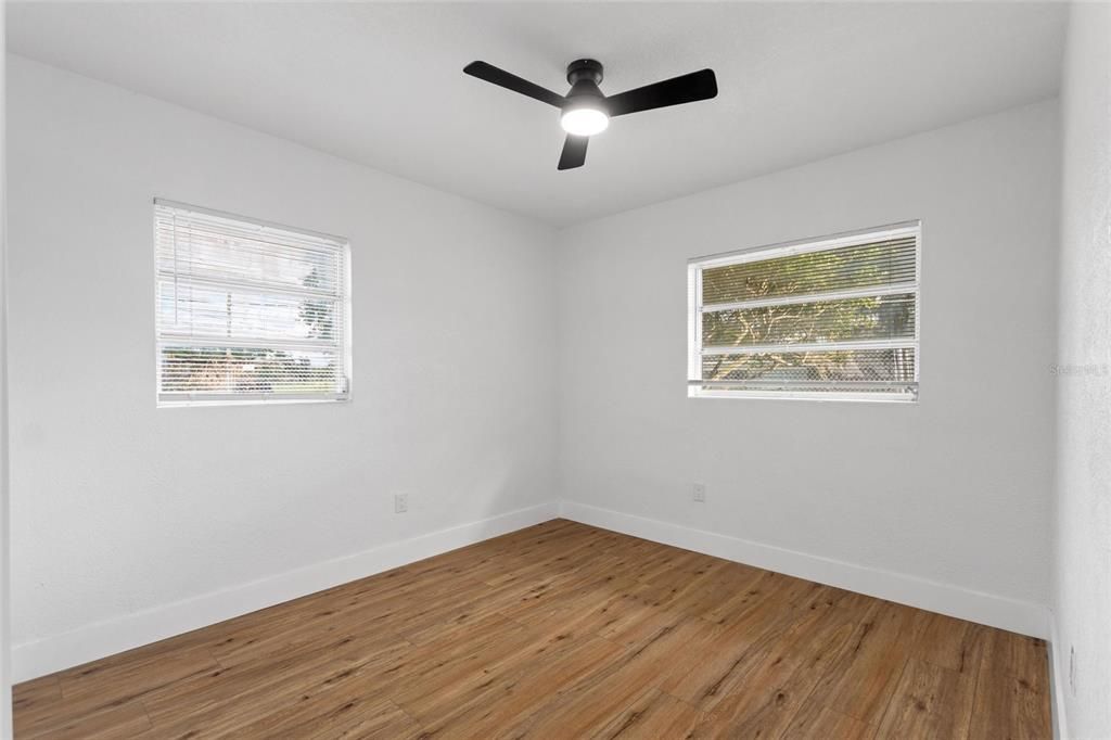 合同活跃: $325,000 (3 贝兹, 3 浴室, 1172 平方英尺)